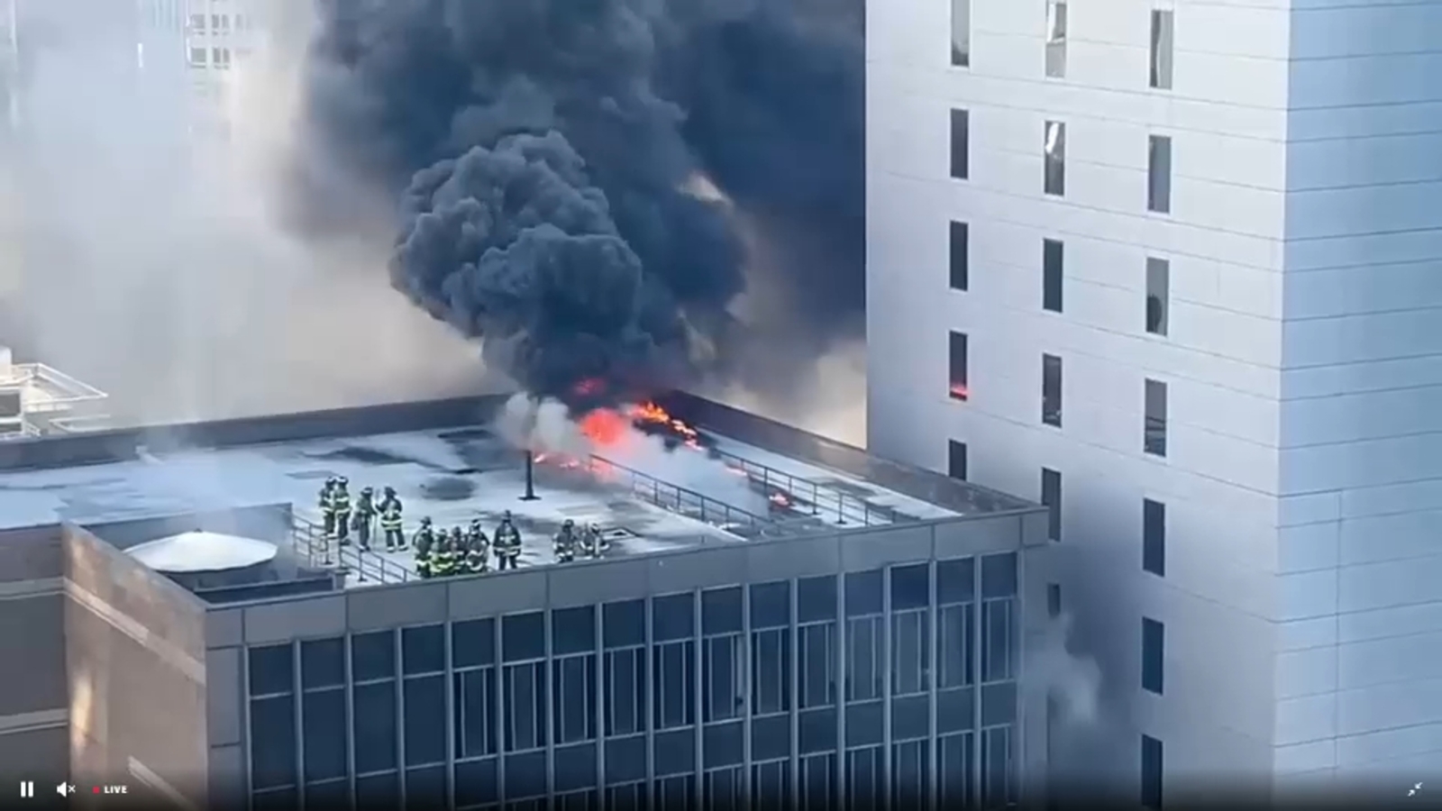 Rauch quillt aus Brand auf dem Dach in der Nähe des St. Patrick’s Day Parades in Midtown auf.