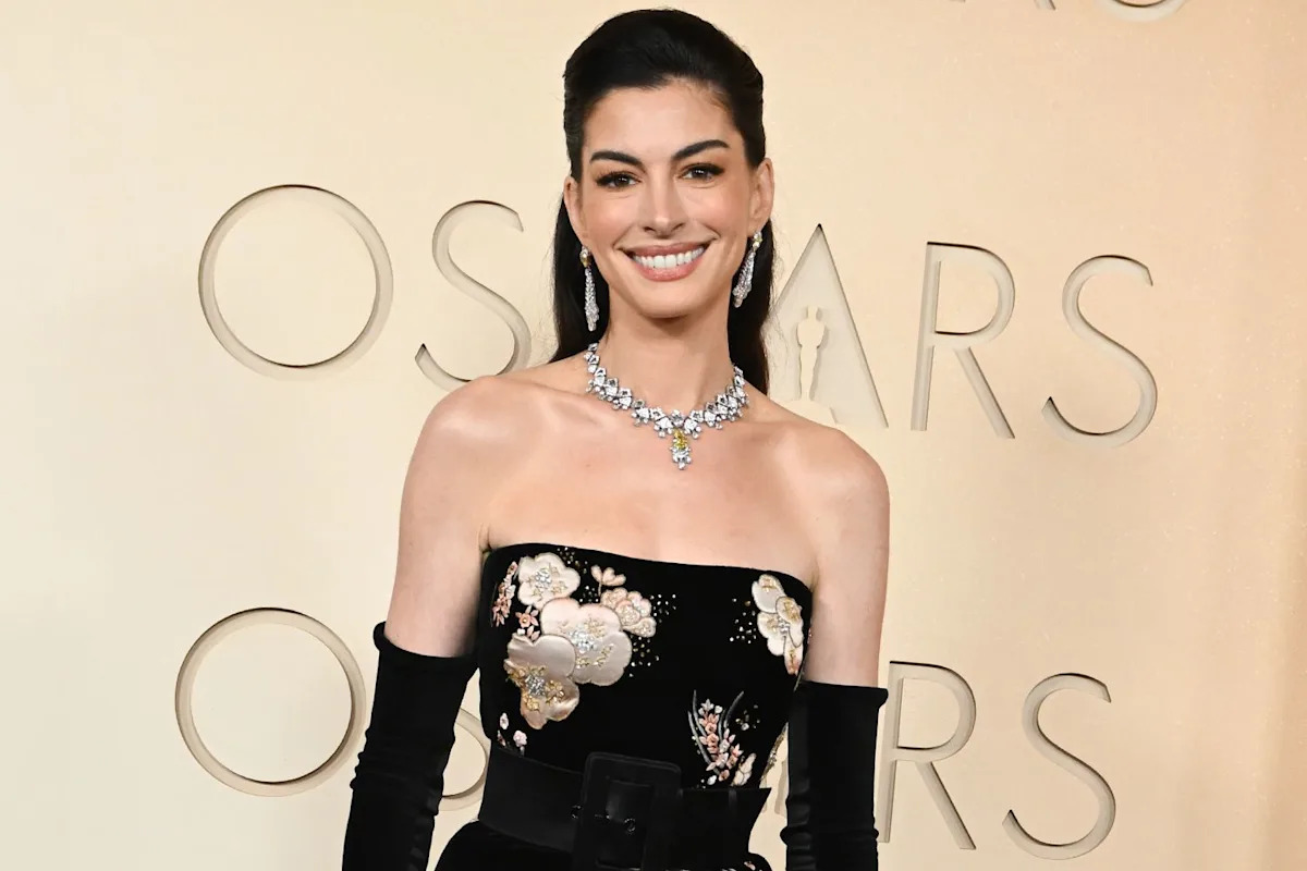 Anne Hathaway Proves Florals Can Be Groundbreaking with 2026 Oscars Gown, Adds Rare Necklace with Nearly 100 Diamonds