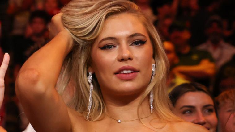 Jutta Leerdam shines in a tight, revealing white dress during her vacation after the Olympics.